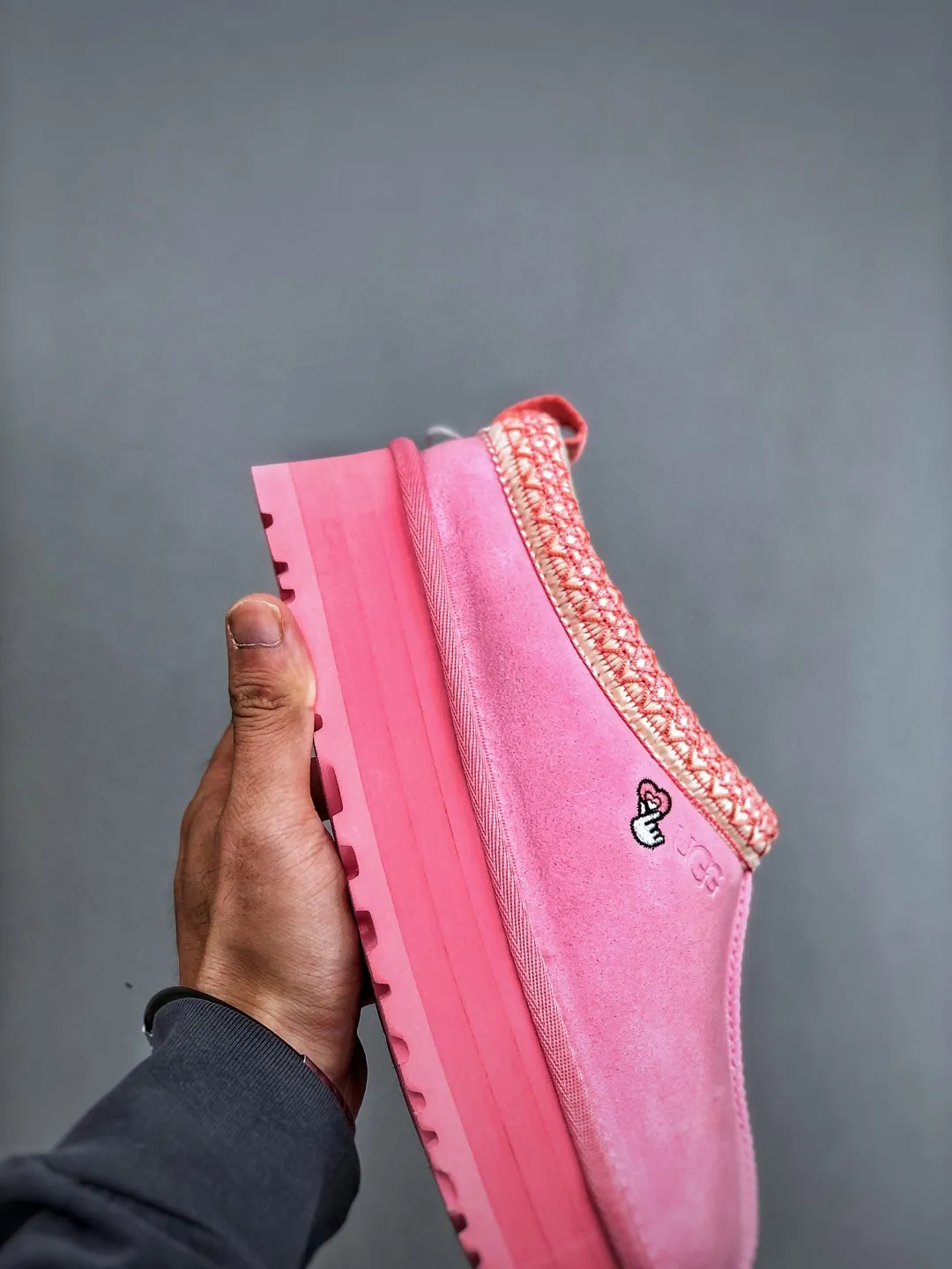 Local self-pickup💰560 supports store placement. The top version on the market. UGG Tazz ethnic style thick-soled women's model. Xiaohongshu's hot model. Produced by a major foreign trade factory in Guangzhou. From toe to insole, genuine sheep fur. Independent outer box packaging. Chip. With waterproof technology. Differentiating from any version on the market. 5cm thick sole. Independently developed original outsole. Cashmere insole. Keep warm when going out in winter. It is a very suitable choice for home use. In the new year, uug has launched a style series, which is partially biased towards the preferences of young consumers. It has also moved to the forefront of fashion trends. Shoe body material. Water-repellent coated suede upper. 17mm UGGPURE™ implanted wool insole. Lightweight non-slip and comfortable rubber outsole. With brand LOGO. With full packaging. Size: 35-40